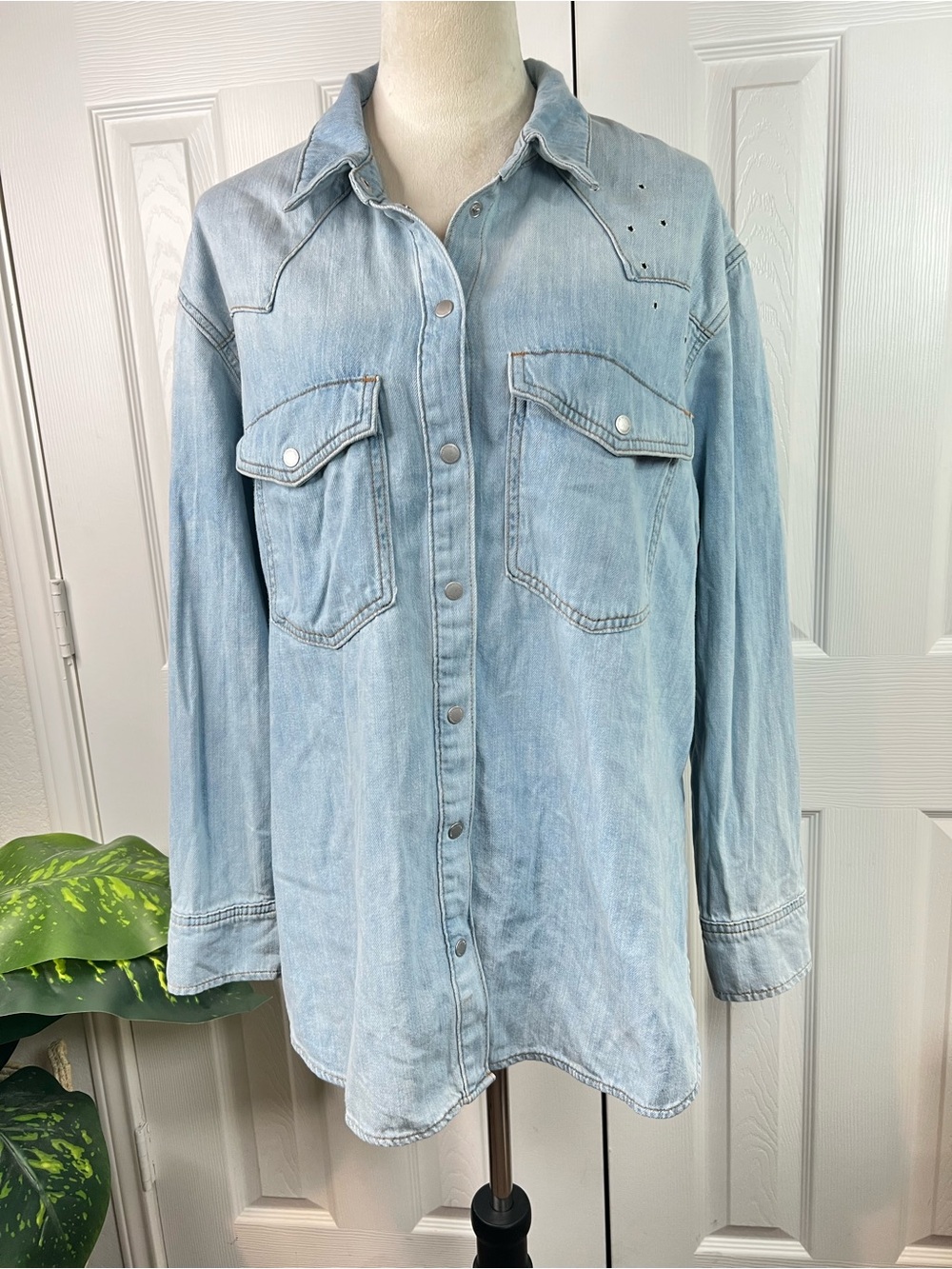 Universal Thread Light Wash Denim Long Sleeve Shirt Jacket XL